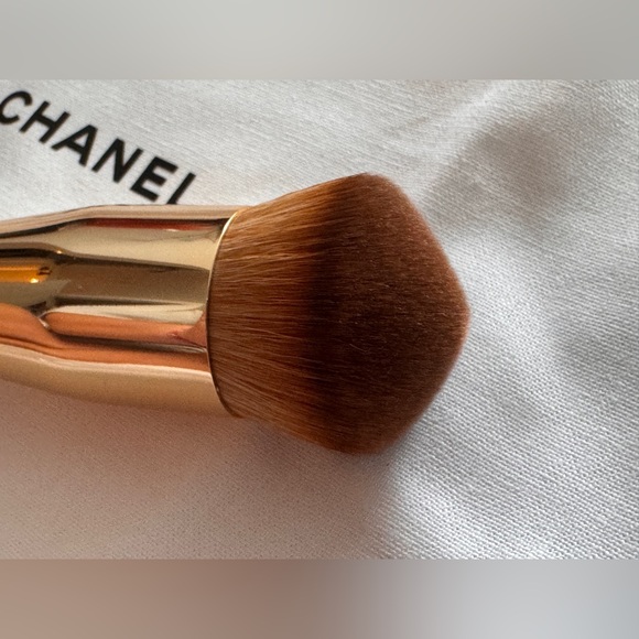 Chanel Brush Sublimage L'essence De Teint New. Great Quality NWOT 100% Authentic - Picture 2 of 9
